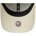 beige-justerbar-buet-kasket-med-gult-logo-9forty-floral-icon-af-new-york-yankees-mlb-fra-new-era