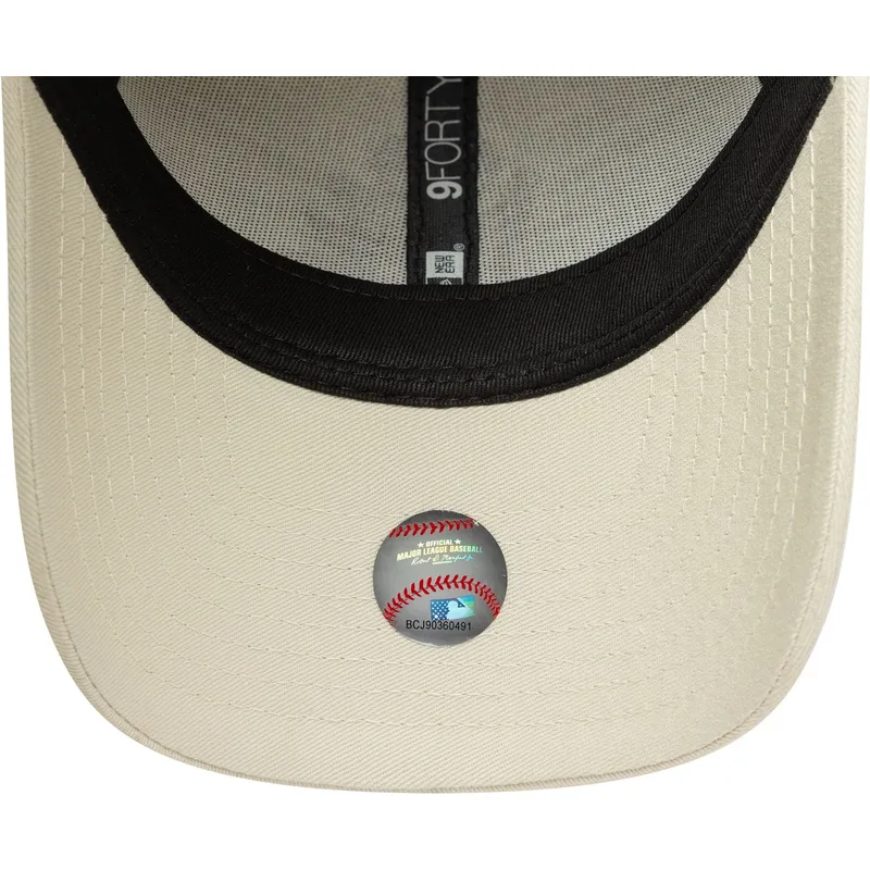 buet-beige-justerbar-kasket-med-gult-logo-9forty-floral-icon-fra-new-york-yankees-mlb-fra-new-era