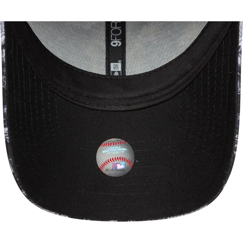 sort-justerbar-kurvet-kasket-9forty-all-over-print-fra-new-york-yankees-mlb-fra-new-era