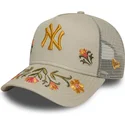 new-era-new-york-yankees-mlb-a-frame-floral-icon-beige-trucker-cap