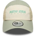 new-era-runner-tech-justerbar-beige-og-gron-buet-kasket