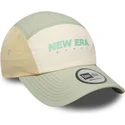 new-era-runner-tech-justerbar-beige-og-gron-buet-kasket