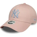 justerbar-lyserod-buet-kasket-til-kvinder-med-hvidt-logo-9forty-league-essential-fra-new-york-yankees-mlb-fra-new-era