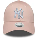 lyserod-justerbar-curved-kasket-til-kvinder-med-hvidt-logo-9forty-league-essential-fra-new-york-yankees-mlb-fra-new-era