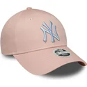 justerbar-lyserod-buet-kasket-til-kvinder-med-hvidt-logo-9forty-league-essential-fra-new-york-yankees-mlb-fra-new-era