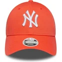 new-era-new-york-yankees-mlb-9forty-league-essential-justerbar-orange-kvindekasket-med-buet-skygge