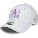 hvid-justerbar-kvindekasket-med-buet-skygge-og-lilla-logo-9forty-league-essential-fra-new-york-yankees-mlb-fra-new-era
