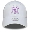 hvid-justerbar-kvindekasket-med-buet-skygge-og-lilla-logo-9forty-league-essential-fra-new-york-yankees-mlb-fra-new-era