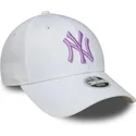 hvid-justerbar-kvindekasket-med-buet-skygge-og-lilla-logo-9forty-league-essential-fra-new-york-yankees-mlb-fra-new-era