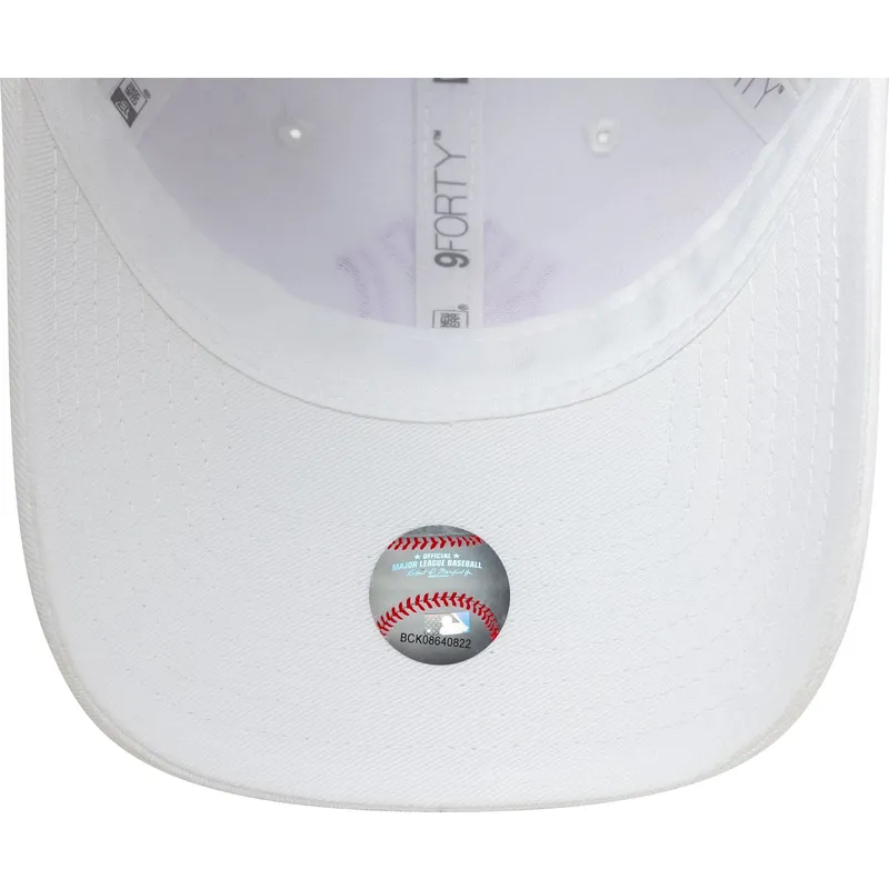 hvid-justerbar-curved-kasket-til-kvinder-med-violet-logo-9forty-league-essential-fra-new-york-yankees-mlb-fra-new-era