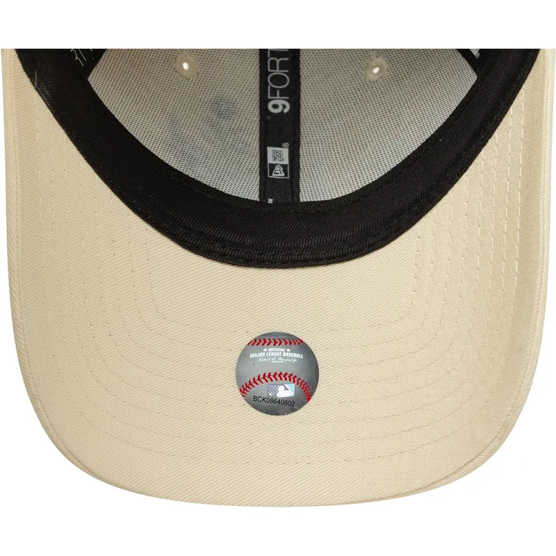 beige-justerbar-buet-kasket-til-kvinder-9forty-floral-icon-fra-los-angeles-dodgers-mlb-fra-new-era