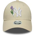 beige-justerbar-kvindekasket-med-buet-skygge-9forty-beaded-new-york-yankees-mlb-fra-new-era