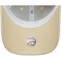 beige-justerbar-kvindekasket-med-buet-skygge-9forty-beaded-new-york-yankees-mlb-fra-new-era