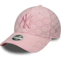 lyserod-justerbar-buet-kasket-til-kvinder-9forty-floral-towelling-fra-new-york-yankees-mlb-fra-new-era