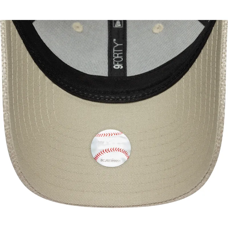 buet-beige-justerbar-kasket-til-kvinder-9forty-woven-fra-new-york-yankees-mlb-fra-new-era