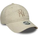 beige-justerbar-kvindekasket-med-buet-skygge-og-beige-logo-9twenty-linen-fra-new-york-yankees-mlb-af-new-era