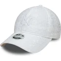 hvid-justerbar-kvindekasket-med-buet-skygge-og-hvidt-logo-9twenty-broderi-af-new-york-yankees-mlb-fra-new-era