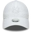 hvid-justerbar-kvindekasket-med-buet-skygge-og-hvidt-logo-9twenty-broderi-af-new-york-yankees-mlb-fra-new-era