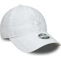hvid-justerbar-kvindekasket-med-buet-skygge-og-hvidt-logo-9twenty-broderi-af-new-york-yankees-mlb-fra-new-era
