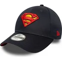 justerbar-morkebla-buet-kasket-til-drenge-9forty-all-over-print-med-superman-dc-comics-fra-new-era