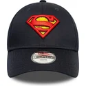 justerbar-morkebla-buet-kasket-til-drenge-9forty-all-over-print-med-superman-dc-comics-fra-new-era