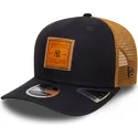 marinebla-og-brun-9seventy-stretch-snap-trucker-cap-med-praeget-logo-fra-new-york-yankees-mlb-fra-new-era