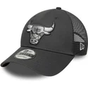 gra-justerbar-trucker-kasket-med-grat-logo-9forty-fra-chicago-bulls-nba-fra-new-era