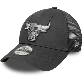 Grå justerbar trucker kasket med gråt logo 9FORTY fra Chicago Bulls NBA fra New Era