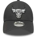 gra-justerbar-trucker-kasket-med-grat-logo-9forty-fra-chicago-bulls-nba-fra-new-era