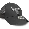 gra-justerbar-trucker-kasket-med-grat-logo-9forty-fra-chicago-bulls-nba-fra-new-era