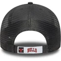 gra-justerbar-trucker-kasket-med-grat-logo-9forty-fra-chicago-bulls-nba-fra-new-era