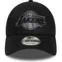 justerbar-sort-trucker-kasket-med-grat-logo-9forty-fra-los-angeles-lakers-nba-fra-new-era