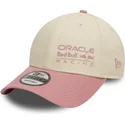justerbar-9forty-contrast-beige-og-lyserod-buet-kasket-fra-red-bull-racing-formula-1-af-new-era