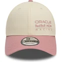 justerbar-9forty-contrast-beige-og-lyserod-buet-kasket-fra-red-bull-racing-formula-1-af-new-era