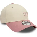 justerbar-9forty-contrast-beige-og-lyserod-buet-kasket-fra-red-bull-racing-formula-1-af-new-era
