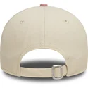 justerbar-9forty-contrast-beige-og-lyserod-buet-kasket-fra-red-bull-racing-formula-1-af-new-era