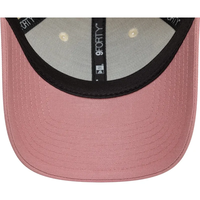 buet-beige-og-lyserod-justerbar-9forty-contrast-kasket-fra-red-bull-racing-formula-1-fra-new-era