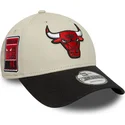 buet-beige-og-sort-justerbar-9forty-contrast-patch-kasket-fra-chicago-bulls-nba-fra-new-era