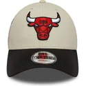 buet-beige-og-sort-justerbar-9forty-contrast-patch-kasket-fra-chicago-bulls-nba-fra-new-era