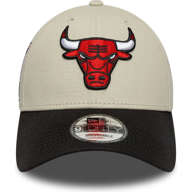 buet-beige-og-sort-justerbar-9forty-contrast-patch-kasket-fra-chicago-bulls-nba-fra-new-era