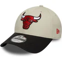 buet-beige-og-sort-justerbar-9forty-contrast-patch-kasket-fra-chicago-bulls-nba-fra-new-era