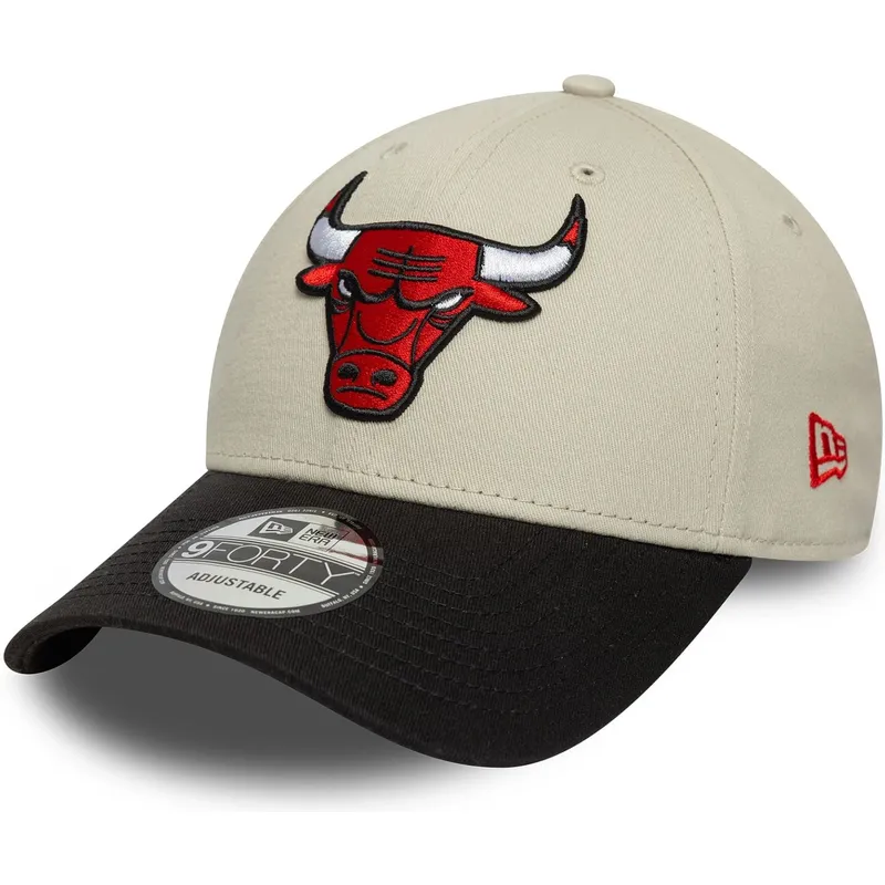 buet-beige-og-sort-justerbar-9forty-contrast-patch-kasket-fra-chicago-bulls-nba-fra-new-era