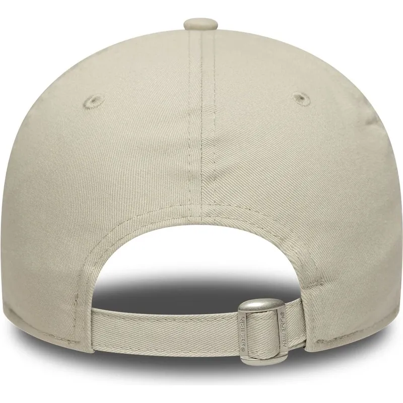 buet-beige-og-sort-justerbar-9forty-contrast-patch-kasket-fra-chicago-bulls-nba-fra-new-era