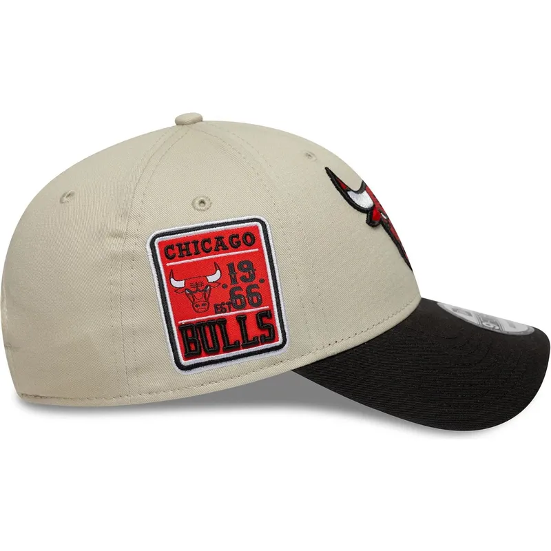 buet-beige-og-sort-justerbar-9forty-contrast-patch-kasket-fra-chicago-bulls-nba-fra-new-era