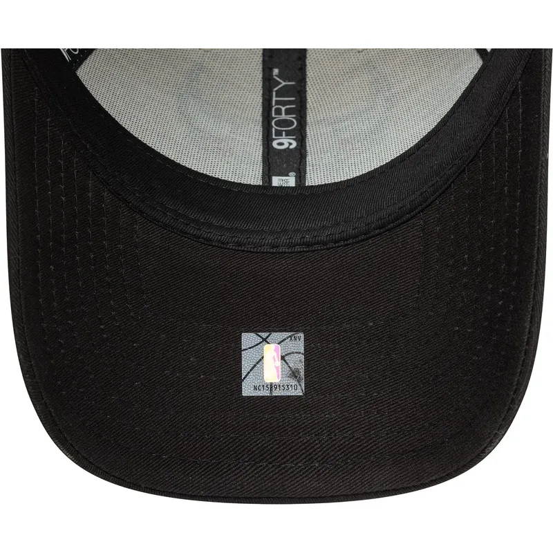 buet-beige-og-sort-justerbar-9forty-contrast-patch-kasket-fra-chicago-bulls-nba-fra-new-era