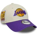 buet-beige-og-violet-justerbar-kasket-9forty-contrast-patch-fra-los-angeles-lakers-nba-fra-new-era