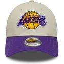buet-beige-og-violet-justerbar-kasket-9forty-contrast-patch-fra-los-angeles-lakers-nba-fra-new-era