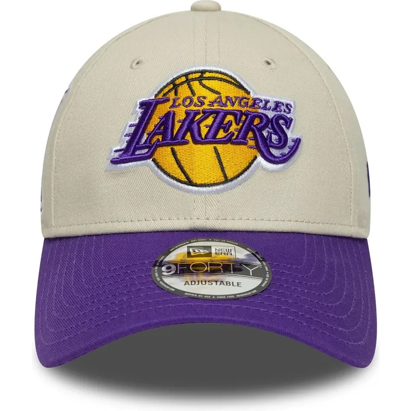 buet-beige-og-violet-justerbar-kasket-9forty-contrast-patch-fra-los-angeles-lakers-nba-fra-new-era