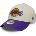 buet-beige-og-violet-justerbar-kasket-9forty-contrast-patch-fra-los-angeles-lakers-nba-fra-new-era
