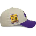 buet-beige-og-violet-justerbar-kasket-9forty-contrast-patch-fra-los-angeles-lakers-nba-fra-new-era